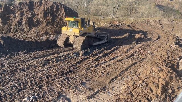 FAST PLAY MAINTAINING WASTE TIP OFF AREA WITH A CATERPILLAR D6T LGP BULLDOZER!