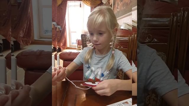 Девочки тройняшки шьют сами игрушки. смотреть онлайн