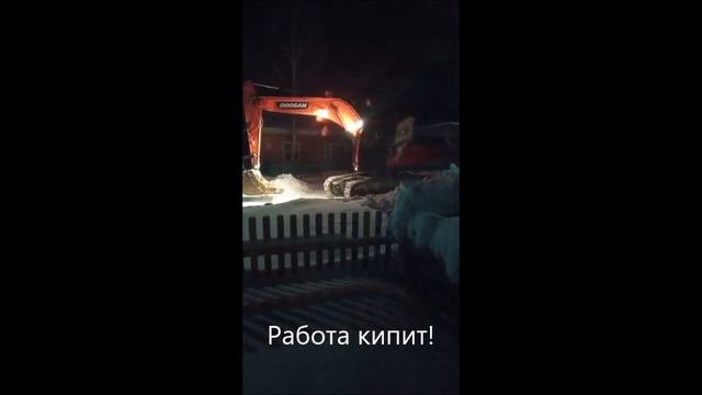Ночной экскаватор в Предивинске работает