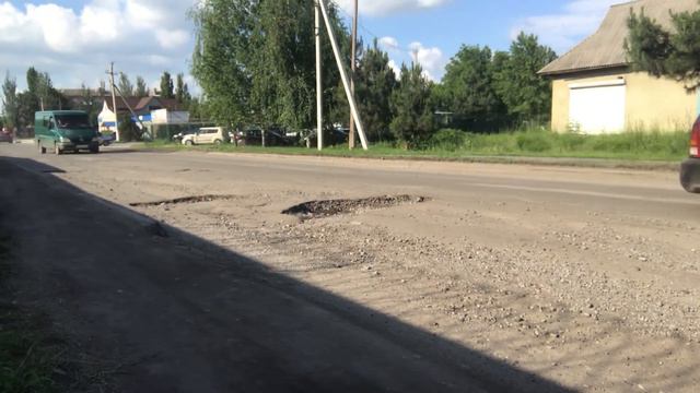 Покровск. Динас. Яма, доставляющая дискомфорт водителям. смотреть онлайн