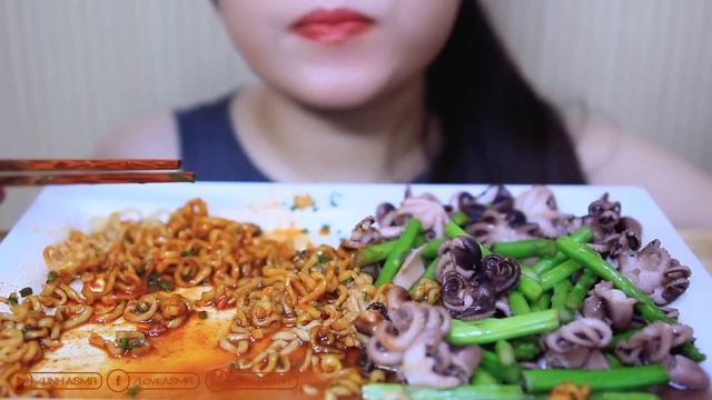 ASMR spicy noodles with fried baby octopus and asparagus (EATING SOUNDS) No Talking | LINH ASMR смотреть онлайн