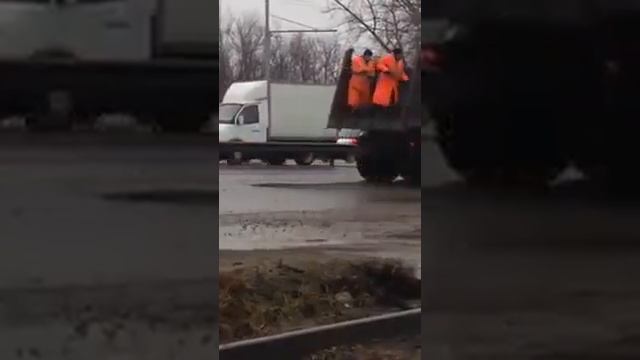 Рабочие ремонтируют дорогу М4 Дон Февраль 2016 Ростов на Дону смотреть онлайн