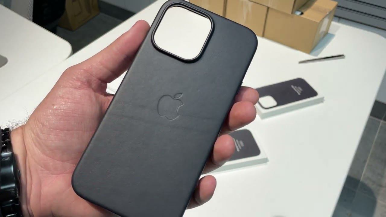 Посылка от Apple с оригинальными чехлами для iPhone 14 Pro Max (Leather case и Clear case) смотреть онлайн