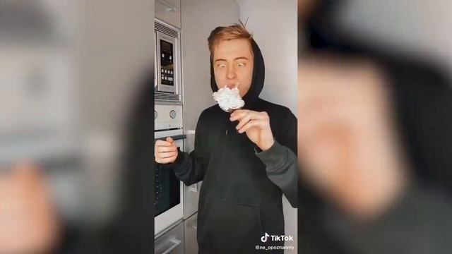 МИЛОХИН РАБОТАЕТ КУРЬЕРОМ? ДЕВОЧКИ ДРИМ ТИМ ПОКРАСИЛИСЬ В РОЗОВЫЙ | TIKTOK | DREAM TEAM HOUSE смотреть онлайн