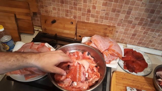 ВЗЯЛ 3 ФОРЕЛИ НА 9.6 КИЛОГРАММ ВЫГОДНО ЭТО ИЛИ НЕТ, СМОТРИТЕ ВИДЕО СКОЛЬКО ПОЛУЧИЛОСЬ ФИЛЕ И ИКРЫ.