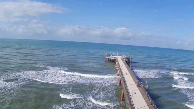 flight over the jetty of Marina di Pietrasanta with #MJX Bugs 12 eis, see the #waves of the #sea смотреть онлайн