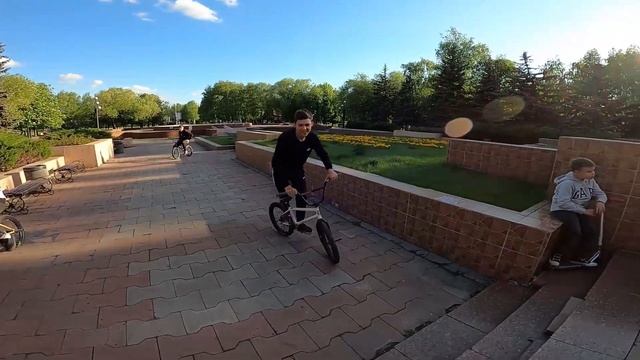 ОХРАНА ПЕРЕКУСИТ КОЛЕСО ! БМХ ТРЮКИ С ОГРОМНЫХ ГРАНЕЙ ! ОХРАНА НЕ РАЗРЕШАЕТ ДРОПАТЬ С 10 СТУПЕНЕЙ.. смотреть онлайн