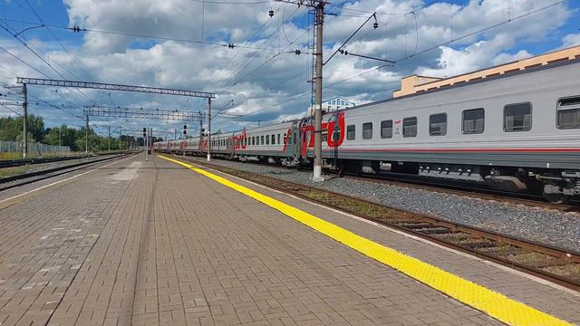 Прибытие ТЭП70 с поездом N79/80 Калининград - Санкт-Петербург смотреть онлайн