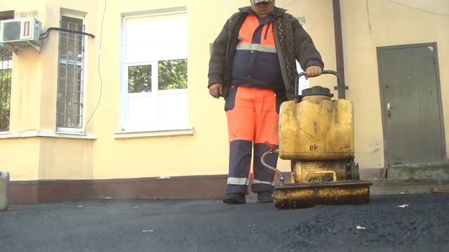 В КГБ укладывают асфальтовое покрытие. смотреть онлайн
