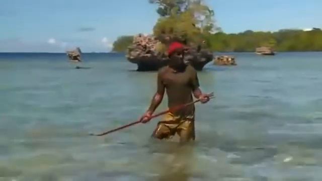 Индейцы соорудили ловушку и показывают как они ловят рыбу смотреть онлайн