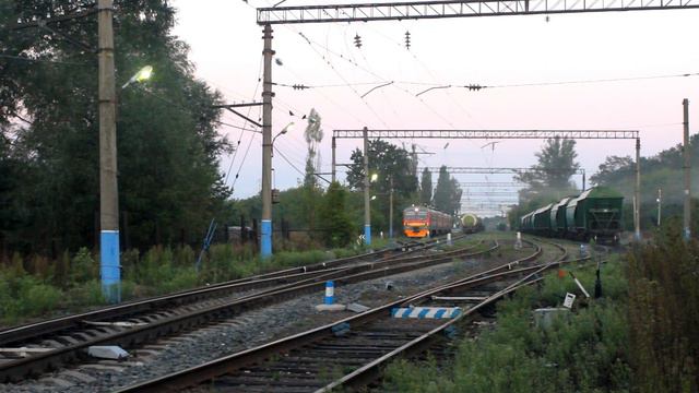 Ручные стрелки, остатки утреннего тумана и ЭД9М 0241 утренним поездом из Рамони в Воронеж. смотреть онлайн