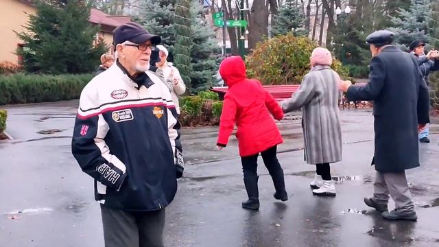 ЖДУ И НЕ ДОЖДУСЬ, ВСТРЕТИТЬСЯ ХОЧУ! ТАНЦЫ В ПАРКЕ ГОРЬКОГО ХАРЬКОВ СЧАСТЛИВЫЕ ДНИ смотреть онлайн