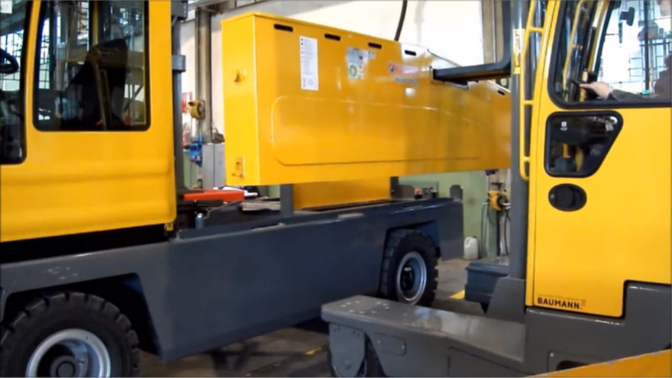 Baumann EGX 75 замена тяговой АКБ на боковом электропогрузчике 7500 кг смотреть онлайн