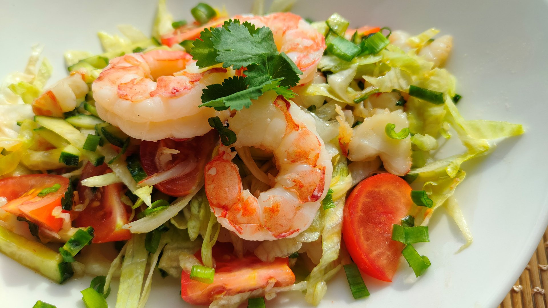Салат с креветками. Быстрый и вкусный рецепт хрустящего салата с креветками на любой праздник. смотреть онлайн