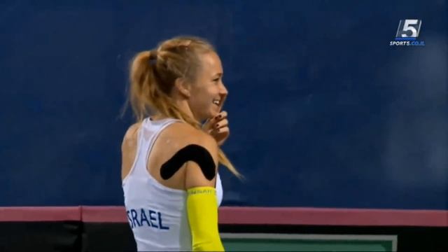 Tennis Player Can't stop laughing at the opposite player mistake смотреть онлайн