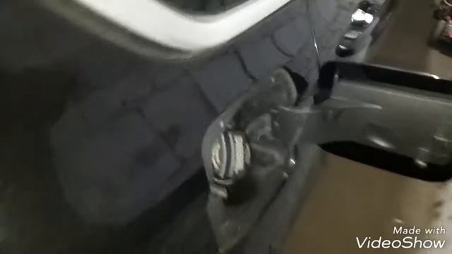 Бмв х 5 . Демонтаж лючка бака. смотреть онлайн