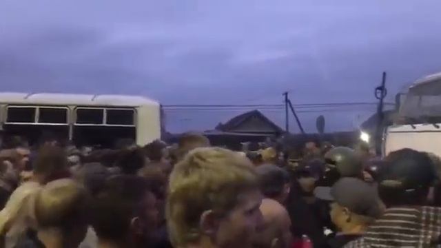 ОМОН и протестующие в Чемодановке смотреть онлайн