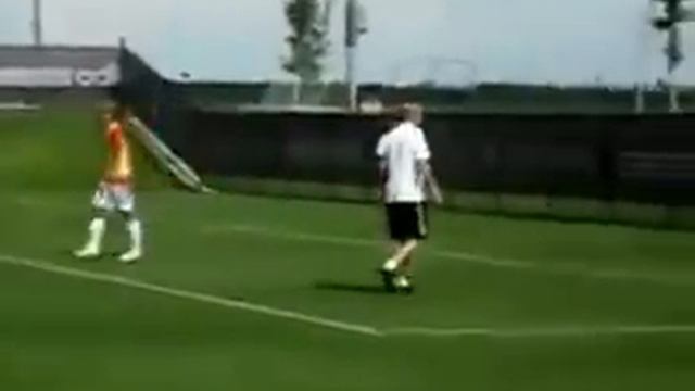 Зидан прикалываеться над вратарем.mp4 смотреть онлайн