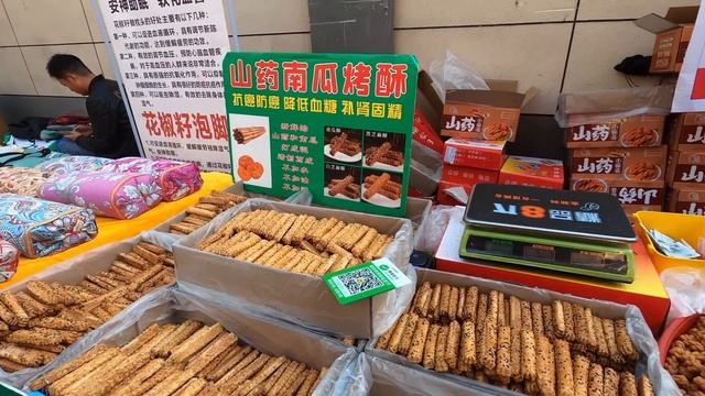 中國陕西趕大集，街頭美食真奇怪，羊肉泡饃炒著吃，麵條寬似褲腰帶，一根面一米長，糊辣湯混搭牛肉丸子，在地人超喜歡，各種美食江湖味真過癮/Xi’an Market/4k смотреть онлайн