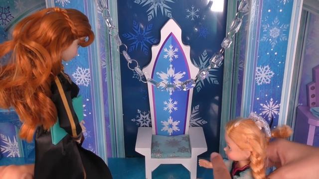 ICE castle ! Elsa and Anna toddlers - Big surprise смотреть онлайн