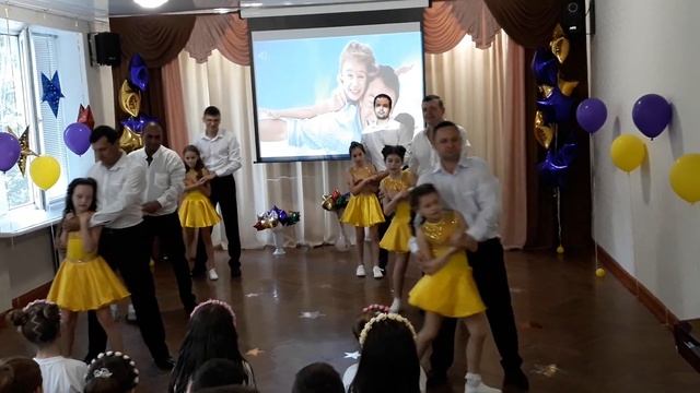 Танец с папами выпускной 4-Б. смотреть онлайн