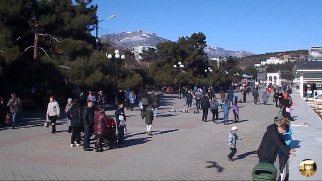 #Крым. #Алушта сегодня. Прогулка по набережной и пляжам после шторма (волны, некоторые купались) смотреть онлайн