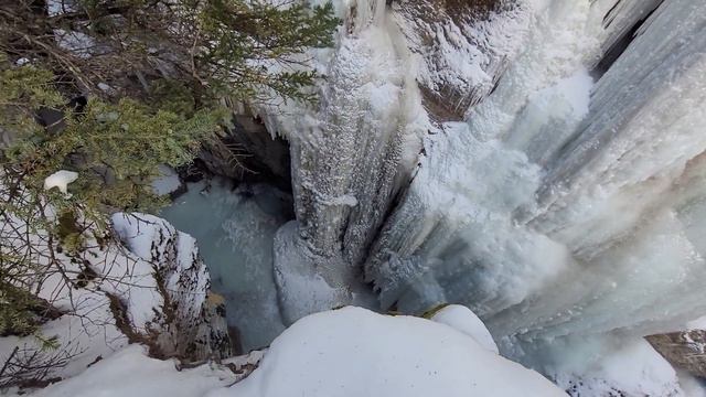 Замерзший водопад в каньоне Малинь смотреть онлайн