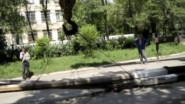 Убирают старые столбы смотреть онлайн