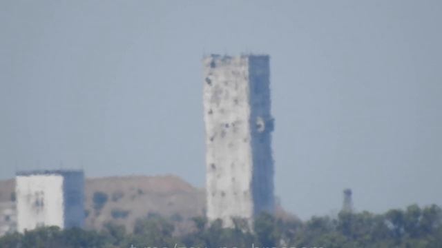 Попадание артиллерийским снарядом «Краснополь» по узлу связи ВСУ, расположенному на башенном копре. смотреть онлайн