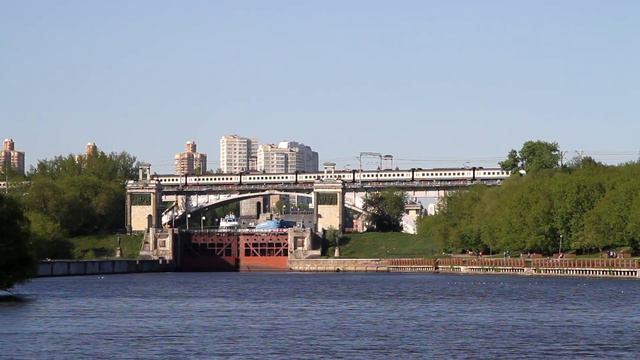 ЭП2Д на мосту через канал им. Москвы. Перегон Подмосковная - Тушино. смотреть онлайн