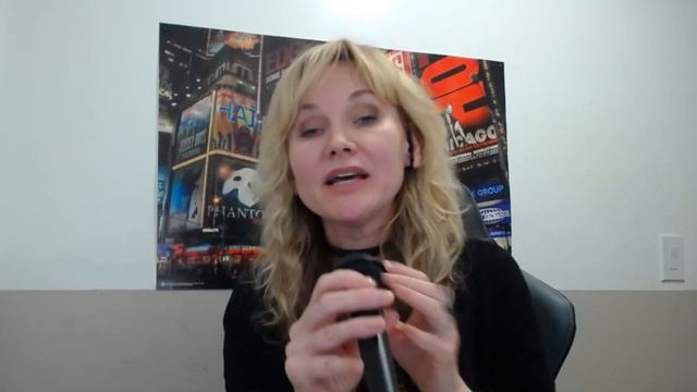 ?КАК ПРАВИЛЬНО ПЕТЬ В МИКРОФОН | Важные приемы и типичные ошибки при работе с микрофоном на сцене смотреть онлайн