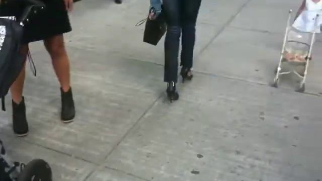 Pushing the baby stroller in NY смотреть онлайн