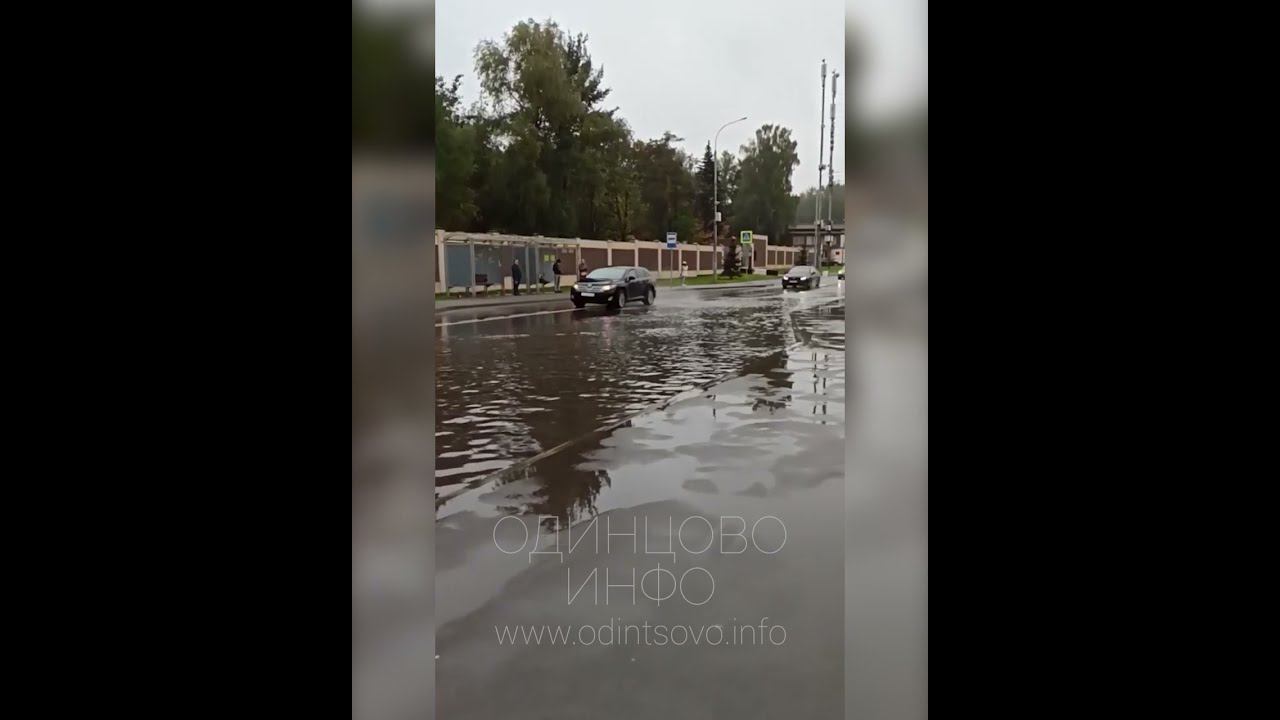 По ту сторону от Сколково никому нет дела до того, что люди тонут в попытке выйти на остановку смотреть онлайн
