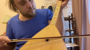 Можно ли играть на балалайке смычком? Да.