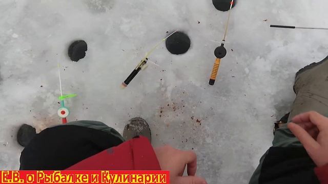 Зимняя рыбалка на мормышку ловим плотву в Самаре.Ловим плотву зимой на Самарке,на зимние удочки ССС смотреть онлайн