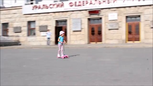 Видео для детей: Как правильно кататься на самокате. Челлендж Challenge Катаемся на самокате scoote смотреть онлайн