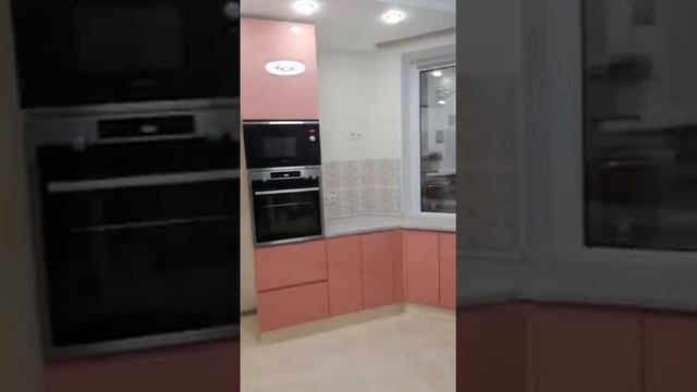 Глянцевая кухня из Эмали в подоконник и пластиковой столешницей Римский камень.Кухни ЗОВ Новогиреев смотреть онлайн