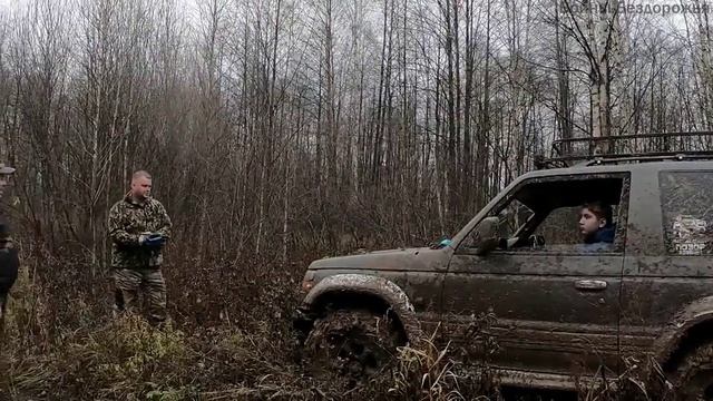 Внедорожник Toyota Land Cruiser 70 на сильверах едет по грязи смотреть онлайн