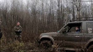 Внедорожник Toyota Land Cruiser 70 на сильверах едет по грязи