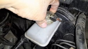 Начала вытекать тормозная жидкость из главного тормозного цилиндра.Решаю проблему.Опель Вектра а 1.