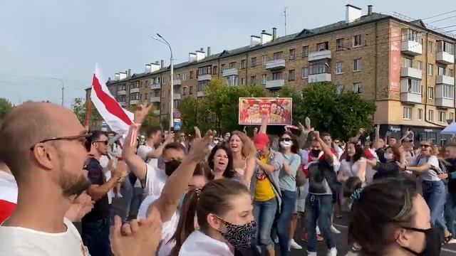 В Бресте протестующие водят хоровод и поют «Тры чарапахi» смотреть онлайн