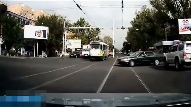 водятлам траваи не помеха, столкновения авто с трамваем смотреть онлайн