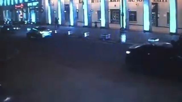 Пешеход бросился под колеса автомобиля на пл.Победы в Калининграде. 03.02.17 смотреть онлайн