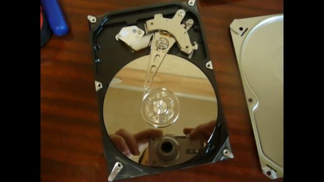 Жесткий диск внутри разбираю HDD смотреть онлайн