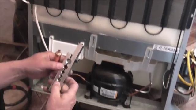 Компрессор очень горячий и нет холода .Ремонт холодильника . смотреть онлайн