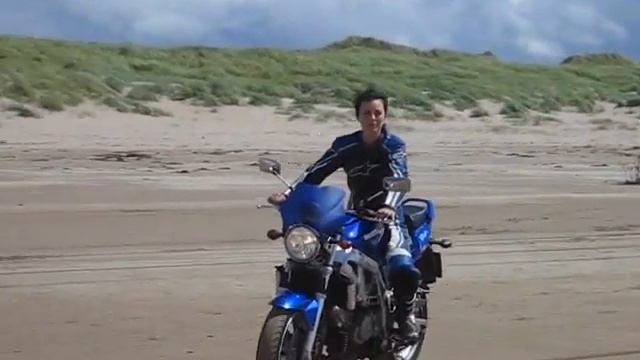 Suzuki SV 650 on the beach смотреть онлайн