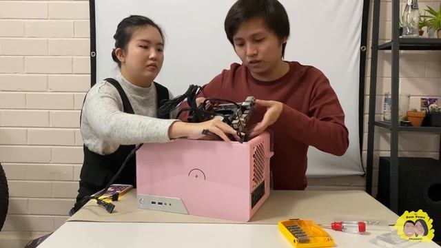 Teaching my girlfriend how to build a PC | All AMD Mini-ITX build смотреть онлайн