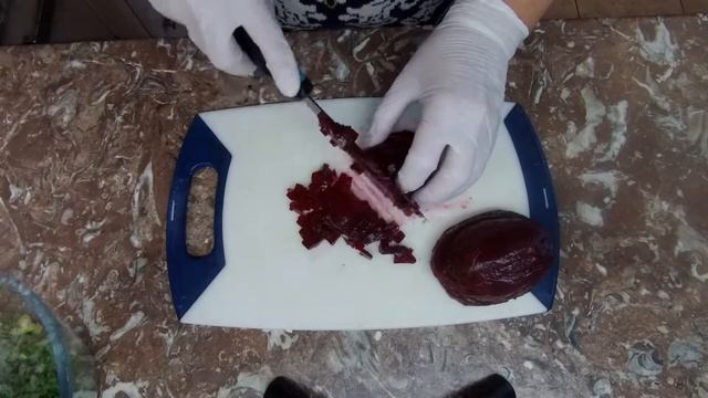 Салат со свеклой, селедкой и зеленым луком смотреть онлайн