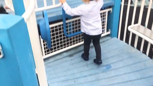 Марк впервые на детской площадке, учимся ходить смотреть онлайн