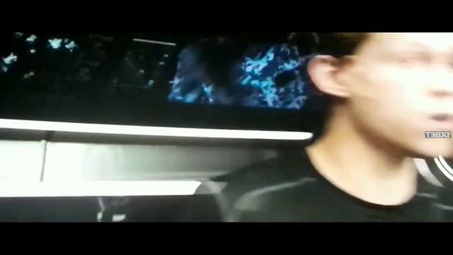 Питер Паркер создаёт себе новый костюм!Человек-паук:Вдали от дома смотреть онлайн